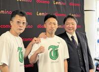 井岡一翔との東京ドーム決戦に向けて公開練習を行った井上拓真（中央）。左は井上真吾トレーナー、右は大橋秀行会長