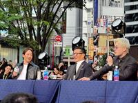 舌戦を繰り広げる朝倉未来（左）と平本蓮（右）、苦笑いする榊原ＣＥＯ