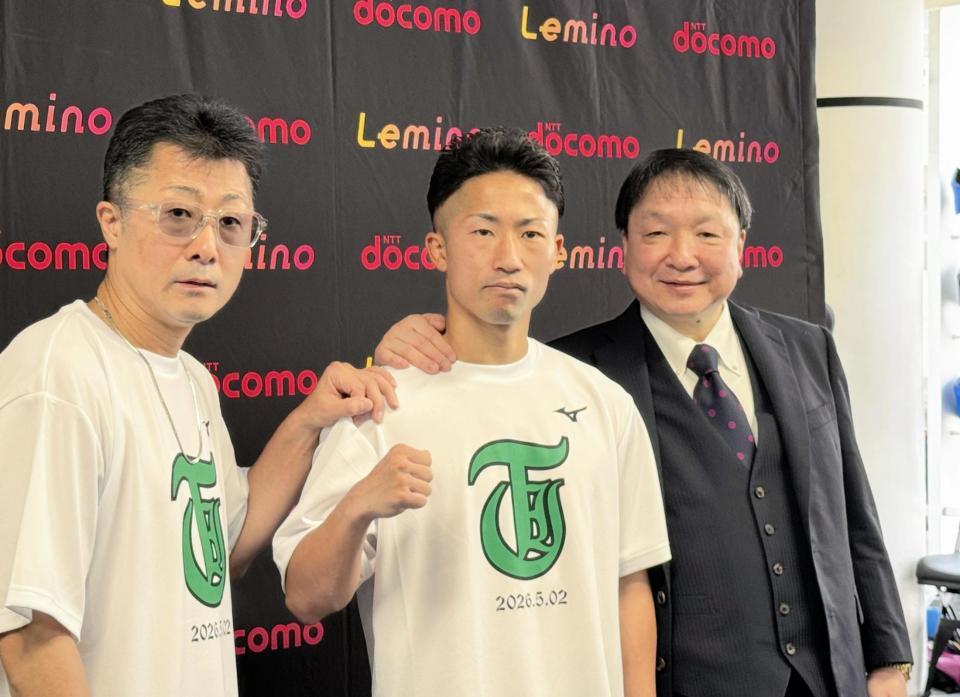 井岡一翔との東京ドーム決戦に向けて公開練習を行った井上拓真（中央）。左は井上真吾トレーナー、右は大橋秀行会長