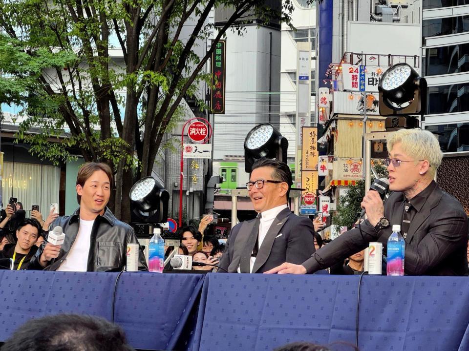 舌戦を繰り広げる朝倉未来（左）と平本蓮（右）、苦笑いする榊原ＣＥＯ