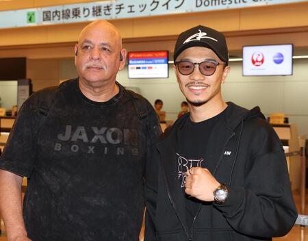 エディ・エルナンデストレーナー（左）と写真におさまる中谷潤人（撮影・佐々木彰尚）