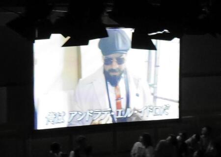 ビデオメッセージで挑戦を表明するアンドラデ・エル・イドロ