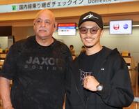 エディ・エルナンデストレーナー（左）と写真におさまる中谷潤人（撮影・佐々木彰尚）