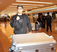 帰国した中谷潤人（撮影・佐々木彰尚）