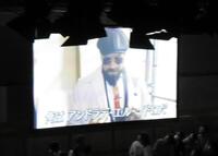 ビデオメッセージで挑戦を表明するアンドラデ・エル・イドロ