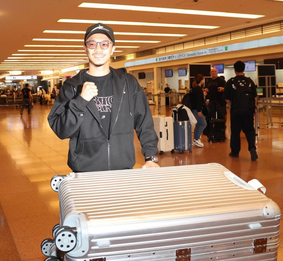 帰国した中谷潤人（撮影・佐々木彰尚）