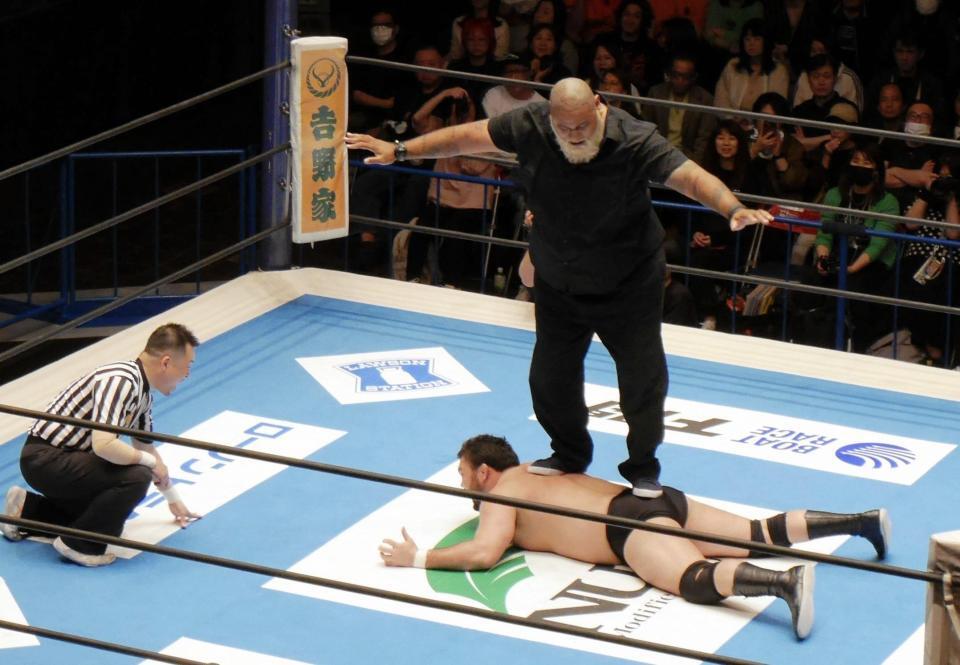 ドン・ファレに踏まれるウルフアロン