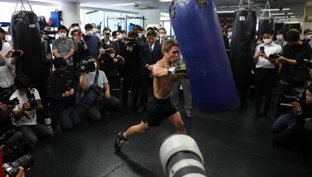 大勢の報道陣の前で練習を公開する井上尚弥（撮影・金田祐二）