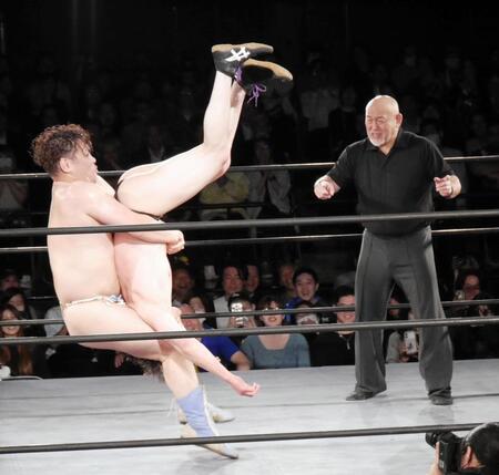 男色ディーノ（左）の男色ドライバーを被弾する川尻達也