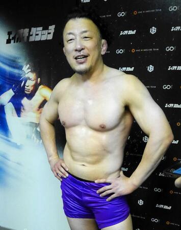 バックステージで試合を振り返る川尻達也