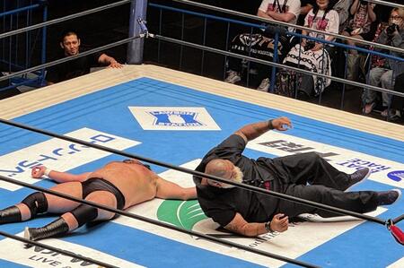 ドン・ファレ（右）にバックフリップで投げられて大の字のウルフアロン