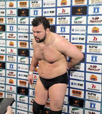 試合後ドン・ファレに“一本”を献上し、肩を落とすウルフアロン