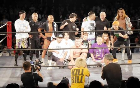 全試合終了後、出場選手で記念撮影を行う青木真也（前列中央）ら＝新宿ＦＡＣＥ