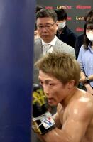 井上尚弥の練習を真剣な表情で視察する中谷潤人陣営のＭ・Ｔボクシングジム村野健会長（撮影・金田祐二）