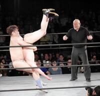 男色ディーノ（左）の男色ドライバーを被弾する川尻達也