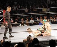 ケンドー・カシンのグラウンドでの攻撃に苦しむ青木真也＝新宿ＦＡＣＥ