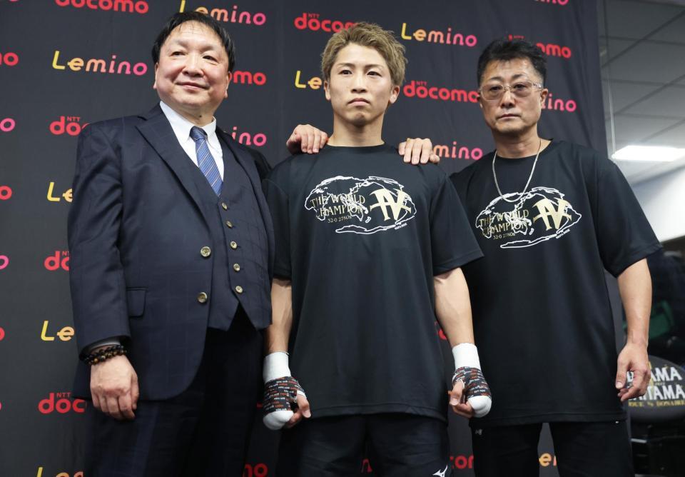 練習前に写真に納まる（左から）大橋秀行会長、井上尚弥、父の井上真吾トレーナー