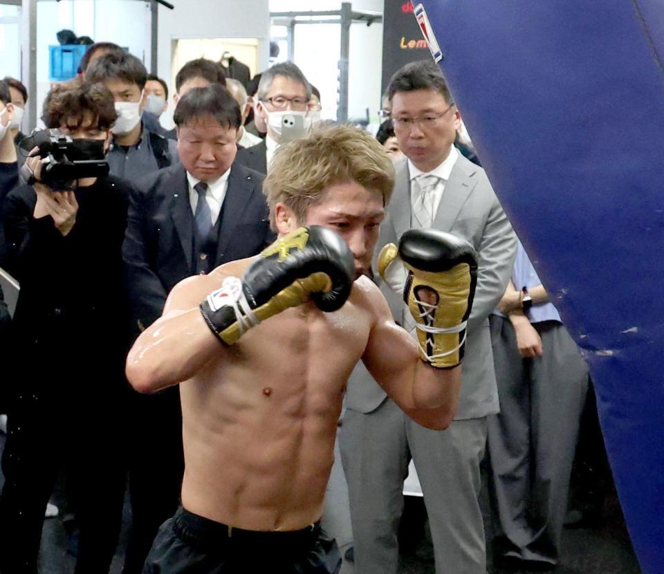 Ｍ・Ｔボクシングジム・村野健会長（右）、大橋秀行会長（左）の見守る中練習する井上尚弥（撮影・金田祐二）