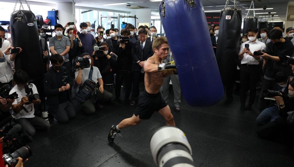 大勢の報道陣の前で練習を公開する井上尚弥（撮影・金田祐二）