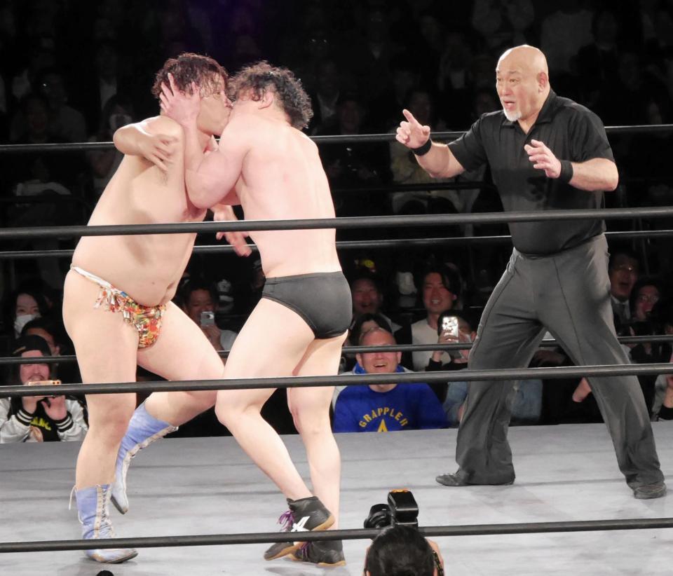 男色ディーノ（左）にリップロック返しで対抗する川尻達也