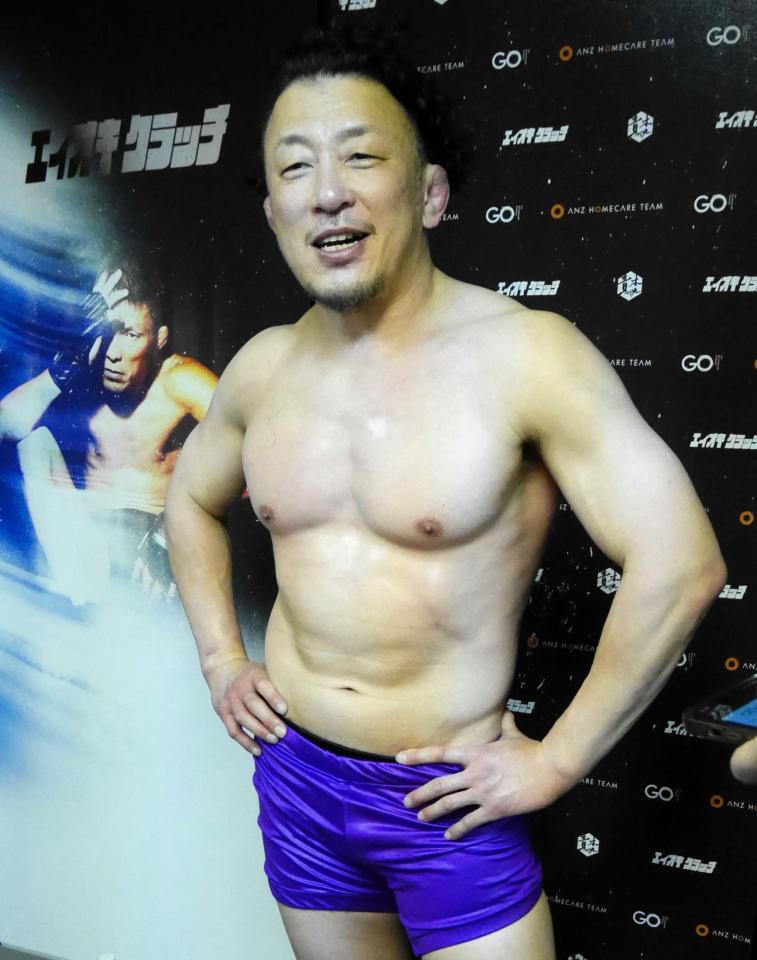 バックステージで試合を振り返る川尻達也