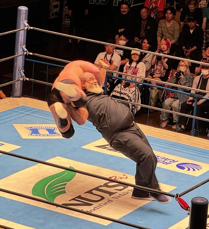 ドン・ファレに担がれて、バックフリップで投げられるウルフアロン