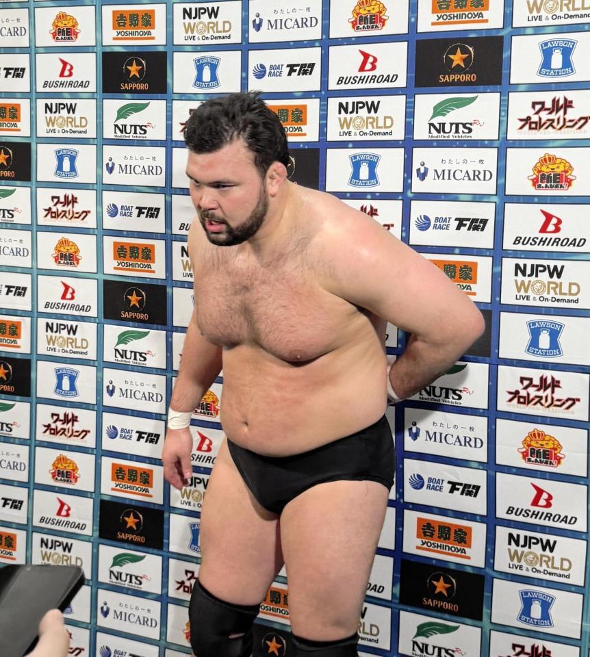 試合後ドン・ファレに“一本”を献上し、肩を落とすウルフアロン