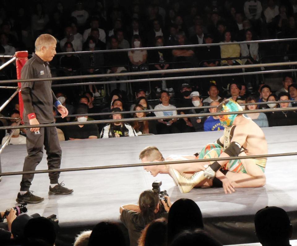 ケンドー・カシンのグラウンドでの攻撃に苦しむ青木真也＝新宿ＦＡＣＥ