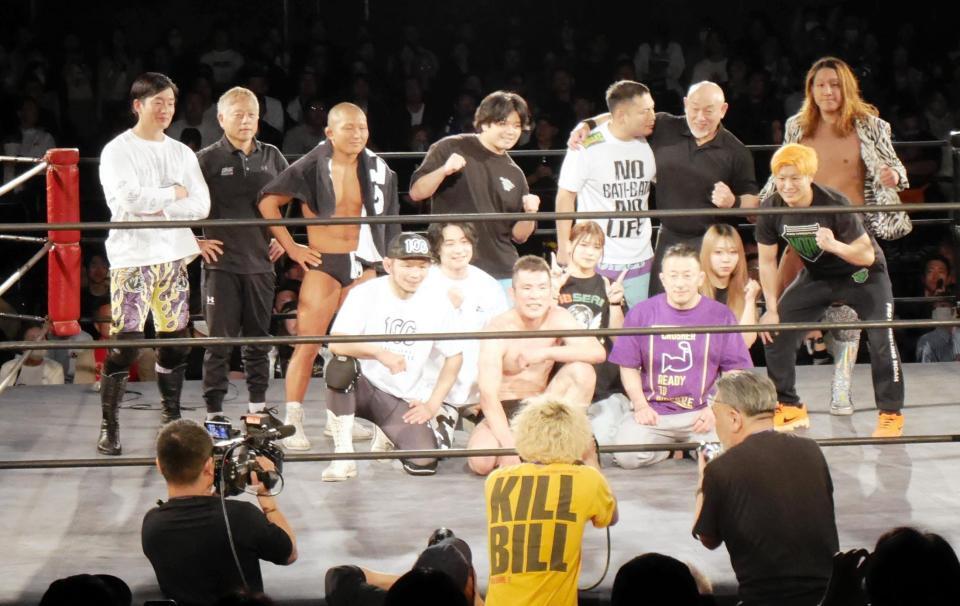 全試合終了後、出場選手で記念撮影を行う青木真也（前列中央）ら＝新宿ＦＡＣＥ