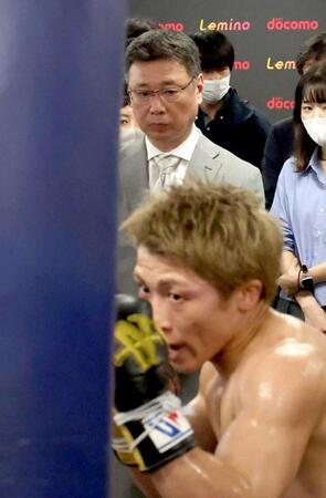 井上尚弥（手前）の練習を真剣な表情で視察するＭ・Ｔボクシングジムの村野健会長　