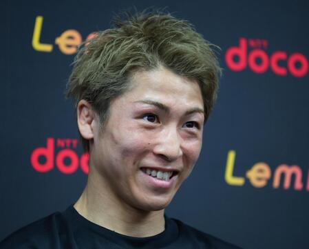 会見で笑顔の井上尚弥（撮影・金田祐二）