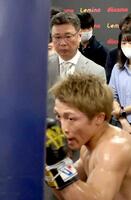 井上尚弥（手前）の練習を真剣な表情で視察するＭ・Ｔボクシングジムの村野健会長　