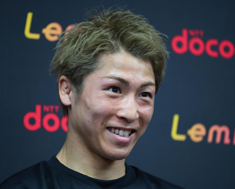 会見で笑顔の井上尚弥（撮影・金田祐二）