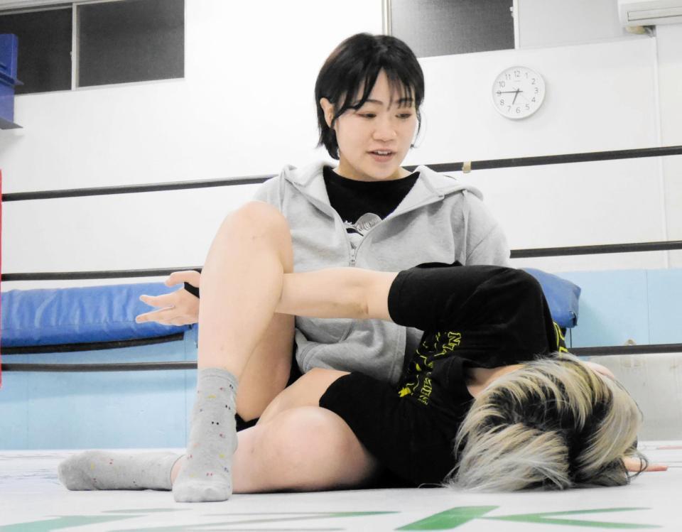 八神蘭奈に右足の使い方を説明する本間多恵