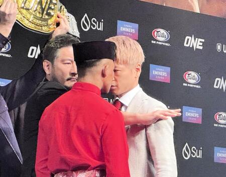 ロッタン（手前）とのフェイスオフで額を付けて一触即発となった武尊（右）