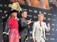 ロッタン（左）との引退試合を前に会見に臨んだ武尊（右）