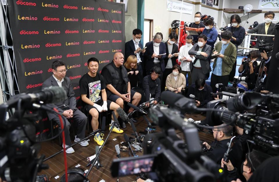 会見をする中谷潤人（撮影・佐々木彰尚）