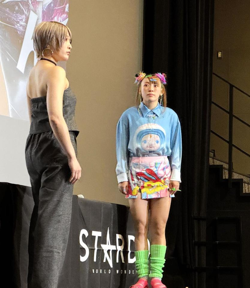 ４・２６横浜アリーナ大会で安納サオリ（左）と一騎討ちで激突するフワちゃん＝１２日撮影