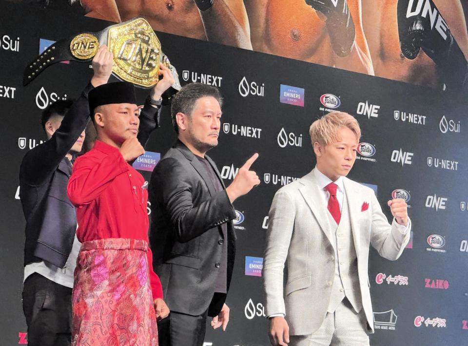 ロッタン（左）との引退試合を前に会見に臨んだ武尊（右）