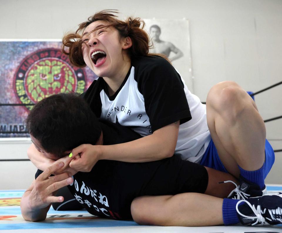 永田裕志（下）に「ナガタロック２」を決めるフワちゃん　