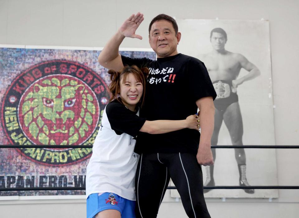 練習終了後に永田（右）に抱きつく（撮影・棚橋慶太）