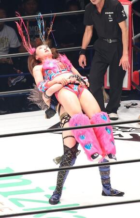 安納サオリに攻められるフワちゃん