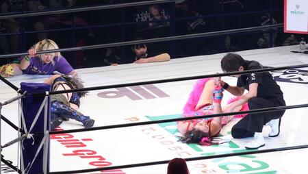 安納サオリ（左下）に勝利したフワちゃん