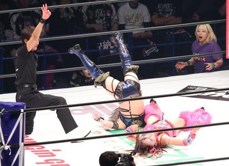 安納サオリかわ３カウントを奪ったフワちゃん（右）