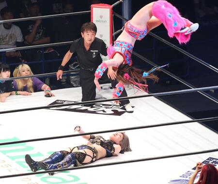 安納サオリ（下）にムーンサルトプレスを決めるフワちゃん