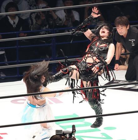 玖麗さやか（左）にキックを決める上谷沙弥