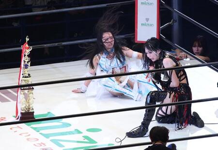 新王者の玖麗さやかを祝福する上谷沙弥