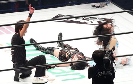 上谷沙弥（中）から３カウントを奪い、新王者になった玖麗さやか（右）