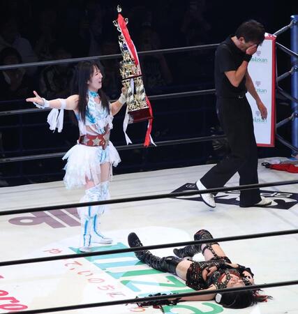 上谷沙弥（下）を破り、新王者になった玖麗さやか＝横浜アリーナ