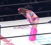 観衆に頭を下げるフワちゃん